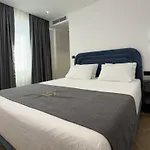 Es Tirana