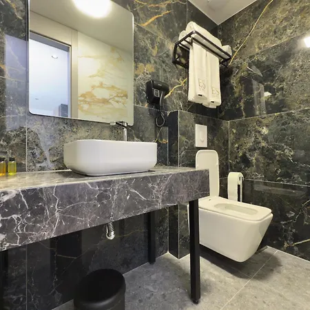 Otel Es Tiran